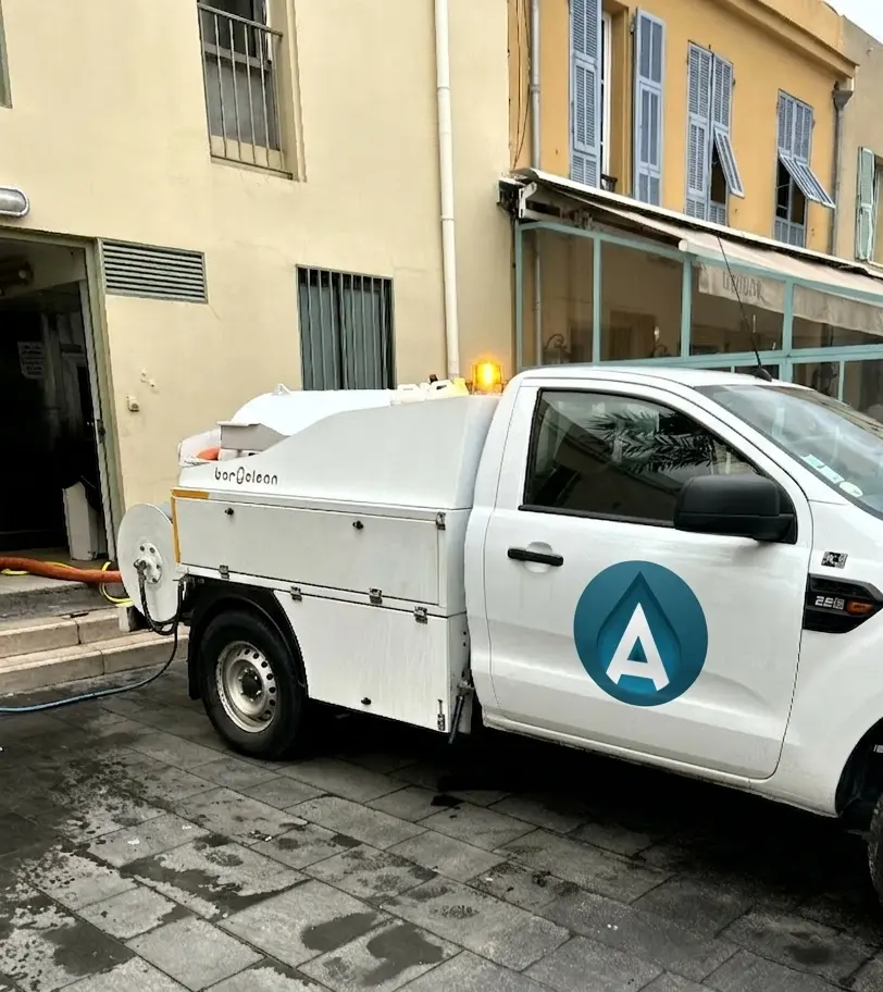 Technicien Assaini Pro Azur intervenant pour un pompage de cave à Nice